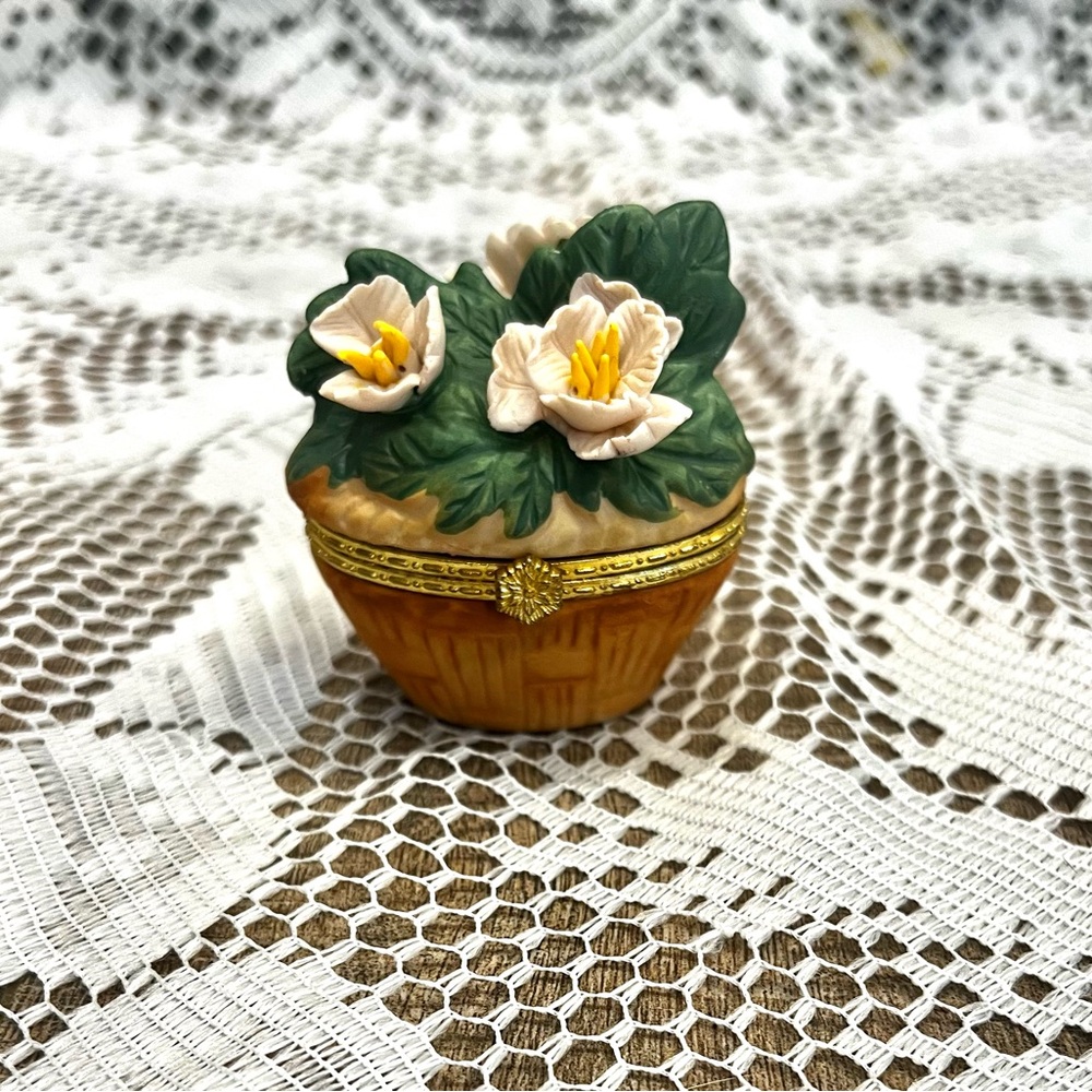 Vintage flower basket trinket box